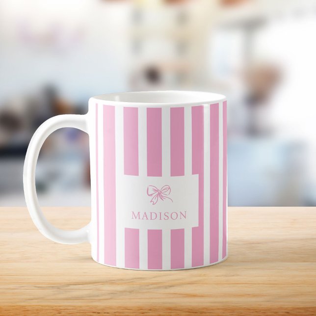 Mug Preppy Pink Stripes & Bow Nom personnalisé (Créateur téléchargé)