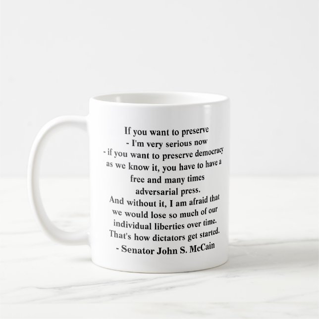 Mug Préserver la démocratie citée par le sénateur John (Gauche)