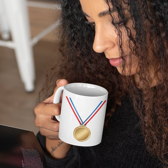 Mug Prix de la médaille d'or avec ruban bleu blanc rou (Créateur téléchargé)