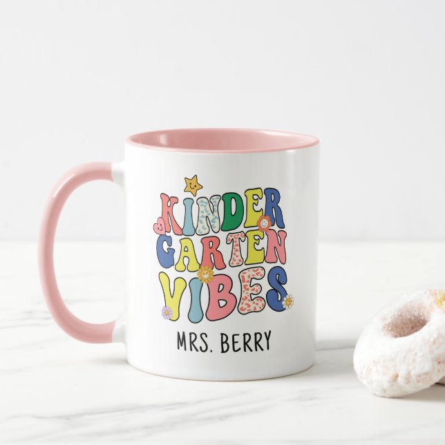 Mug Professeur Retro Vibes de jardin d'enfants (Avec donut)
