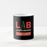 Mug Professionnels du laboratoire Sauver des vies Tech<br><div class="desc">Ce drôle de design de technicien de laboratoire pour les femmes et les hommes qui aiment leur travail de laboratoire et de science. Montre que tu es un technicien de laboratoire. Sur le motif de laboratoire est la citation Lab Professionals Save Lives.</div>