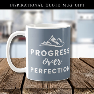 Mug Progrès sur la perfection Citation de montagne gri