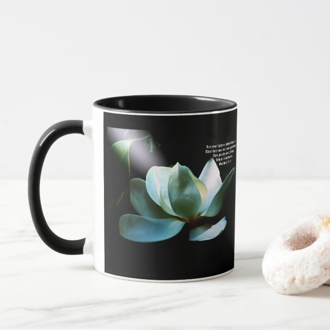 Mug Projecteur de gros plan sur Magnolia Matthieu 5:16 (Avec donut)