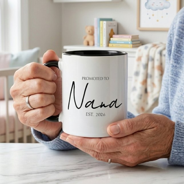 Mug Promu en tant que Nana Élégant Année EST Script (Créateur téléchargé)