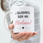 Mug Proposition des Quieres roses Ser Mi Madrina<br><div class="desc">Demandez à celui que vous voulez être la Madrina de votre enfant avec ce super mignon blanc personnalisé avec tasse à café rose. L'a-t-elle prise pour un café et l'utilise pour poser la question "Quieres ser mi Madrina ?"</div>