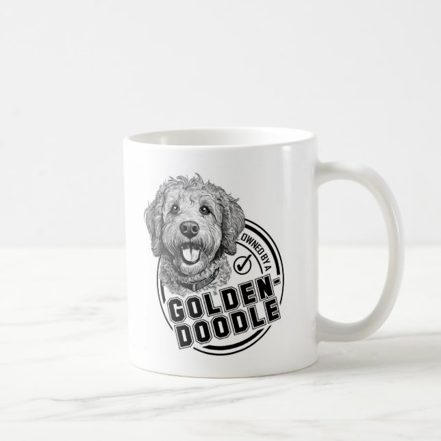 Mug Propriété d'un Goldendoodle (Droite)