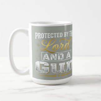 Mug Protégé par le Seigneur et un pistolet