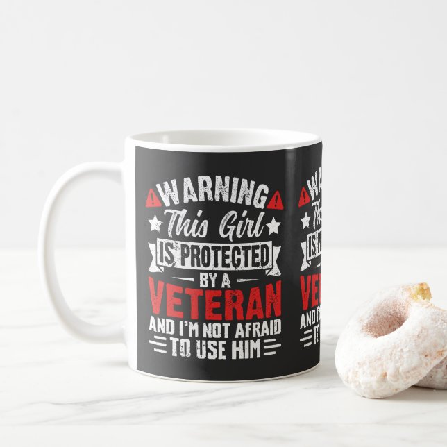 Mug Protégée Par Une Fille De Vétéran Fière (Avec donut)