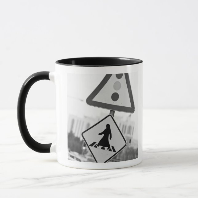 Mug Qatar, Ad Dawhah, Doha. Piéton arabe 2 (Gauche)