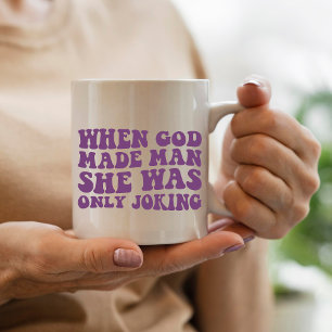 Mug Quand Dieu a fait l'homme elle plaisantait féminis