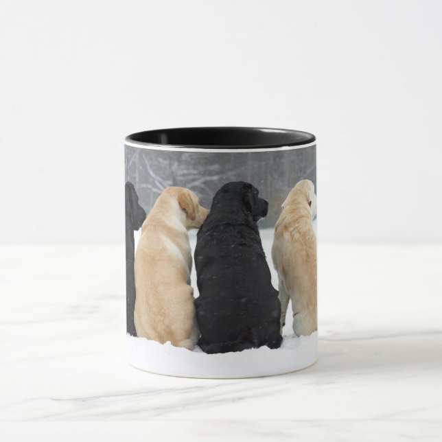 Mug Quatre Chiens du Labrador en neige (Centre)