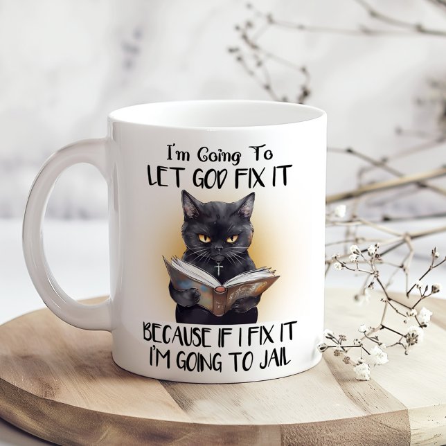 Mug Que Dieu le répare drôle Chat Noir Sarcastique (Let God Fix It Funny Sarcastic Black Cat Coffee Mug on a boho kitchen table with tiny dry flowers)