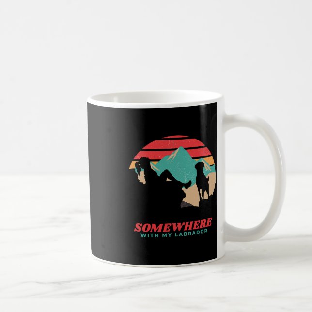 Mug Quelque part avec ma femme labrador randonnée camp (Droite)