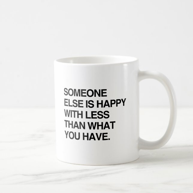 MUG QUELQU'UN D'AUTRE EST HEUREUX AVEC MOINS QUE CE QU (Droite)