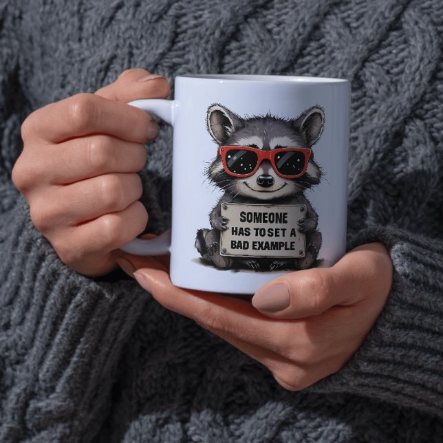 Mug Quelqu'un doit donner un mauvais exemple de joli R (Funny Raccoon Mug)