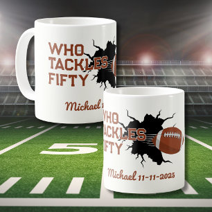 Mug Qui s'attaque Cinquante Funny Football 50e Anniver