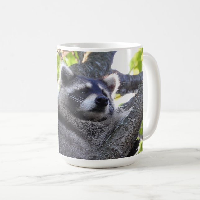 Mug Raccoon adorable dans un arbre (Devant droit)