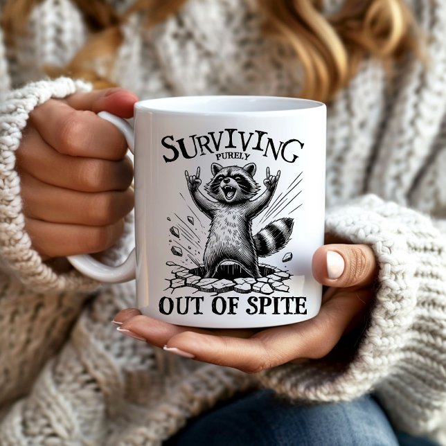 Mug Raccoon Sarcastique qui survit hors de l'espiègle (Sarcastic raccoon "Surviving purely out of spite." mug)