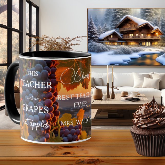 Mug Raisins amusants Appréciation de l'enseignant (Colorful teacher mug featuring a landscape scene at sunset with grapes, not apples)