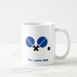 Mug Raquettes de ping-pong de ping-pong et bleu boule<br><div class="desc">Raquettes de ping-pong de ping-pong et boule noir,  mug bleu qui affiche un pictogramme minimaliste icône de rackets de ping-pong bleu noir et boule et votre texte sur l'arrière - plan blanc.</div>
