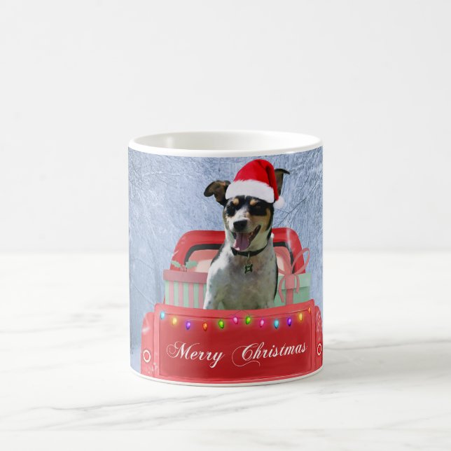 Mug Rat Terrier Chien en neige assis sur le camion de  (Centre)
