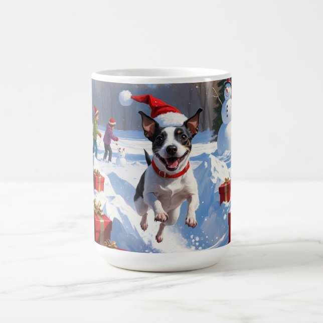 Mug Rat Terrier courant dans la neige avec un chapeau  (Centre)