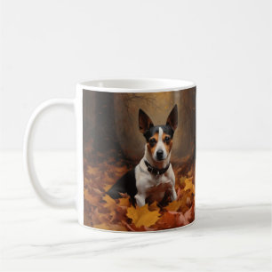 Mug Rat Terrier dans les feuilles d'automne qui tomben