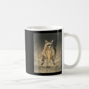 Mug Raton laveur drôle buvant du café glacé mème déjan