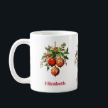 Mug Red Christmas Baubles avec Holly Festive<br><div class="desc">Une tasse avec une illustration de style vintage. 3 boules de Noël rouges entourées de saints verts et de baies. Design rétro élégant.</div>