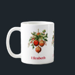 Mug Red Christmas Baubles avec Holly Festive<br><div class="desc">Une tasse avec une illustration de style vintage. 3 boules de Noël rouges entourées de saints verts et de baies. Design rétro élégant.</div>