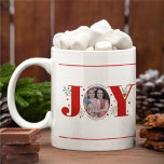 Mug Red Joy avec baies photo de Noël<br><div class="desc">Joie rouge avec baies de Noël photo tasse à café. Il montre le mot "JOY" avec des baies rouges et de la verdure tandis que au lieu de la lettre "O" il y a votre photo.</div>