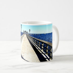Mug Regardant le long de la jetée