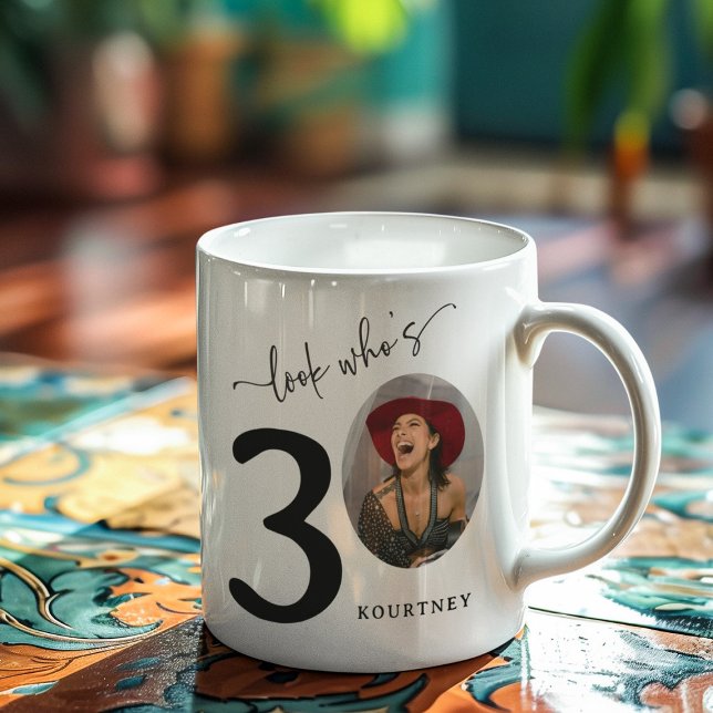 Mug 'Regardez qui a 30' Élégant 30e anniversaire (Créateur téléchargé)