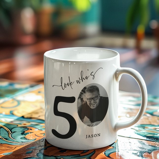 Mug 'Regardez qui a 50' Elégant 50ème anniversaire (Créateur téléchargé)
