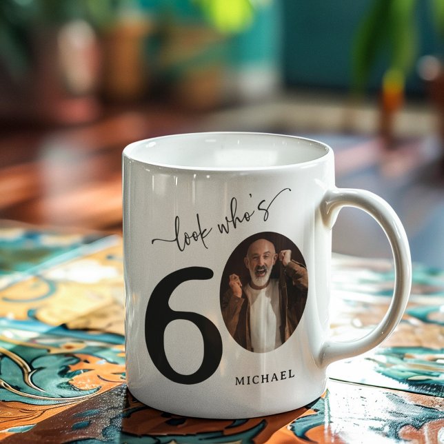 Mug 'Regardez qui a 60 ans' 60e anniversaire élégant (Créateur téléchargé)
