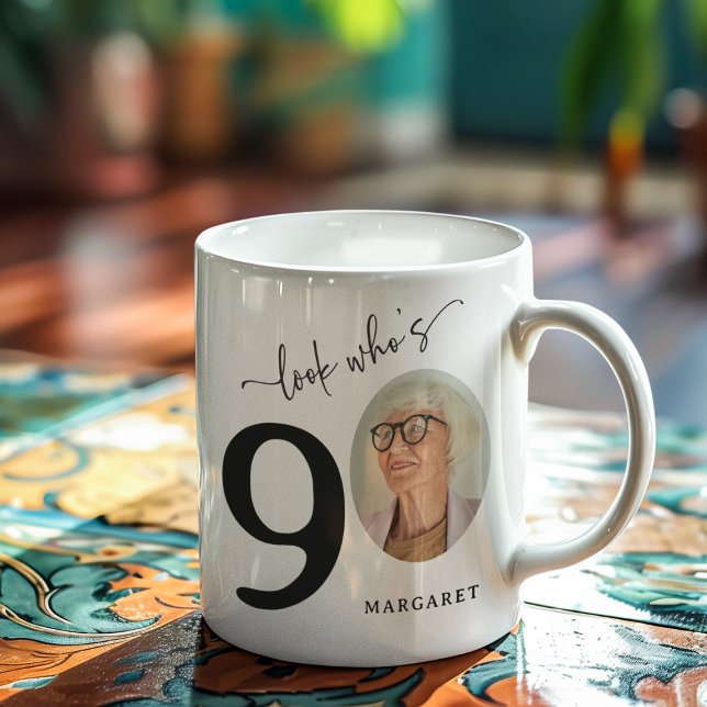 Mug 'Regardez qui a 90 ans' 90e anniversaire élégant (Créateur téléchargé)