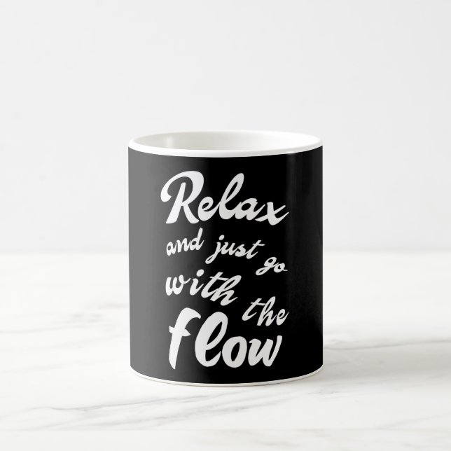 Mug Relaxez-vous et allez simplement avec le flux (Centre)