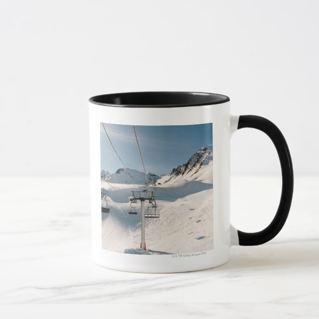Mug remonte-pente dans le paysage neigeux ensoleillé (Droite)