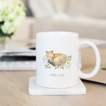 Mug Renard boisé personnalisé<br><div class="desc">La tasse d'inspiration boisée présente un renard d'aquarelle douce niché dans un lit de feuilles et de feuillage d'eucalyptus verts. Personnalisez avec un nom, une initiale ou un monogramme en dessous en lettres grises classiques.</div>