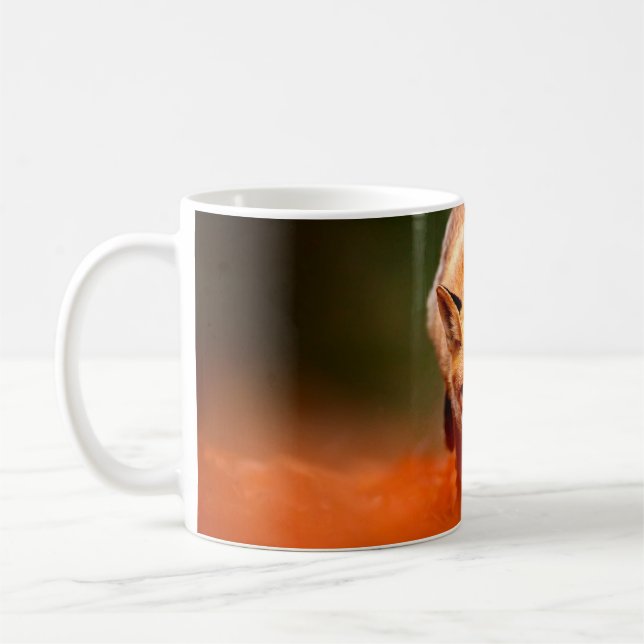 Mug Renard rouge courant sur les feuilles d'automne or (Gauche)