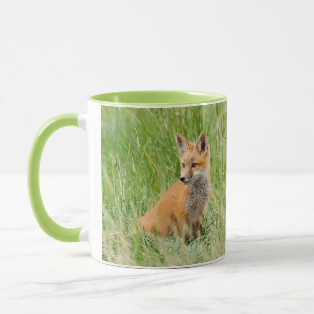 Mug Renardeau roux dans l'herbe près du terrier (Gauche)