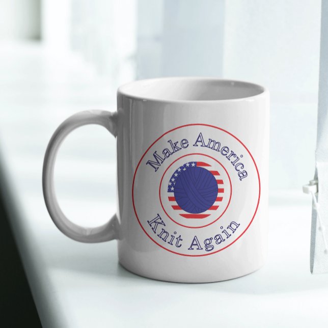 Mug Rendre America Knit Funny Rouge Blanc Bleu (A funny mug that says Make America Knit Again featuring a ball of yarn)