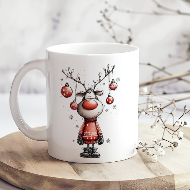 Mug Renne Amusant – Oh Cerf de Noël ! (Funny Reindeer Mug – Oh Deer Christmas! on a boho wooden table with tiny white flowers)