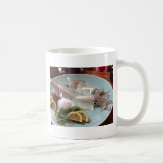 Mug Repas japonais de sashimi de calmar servi déjeuner