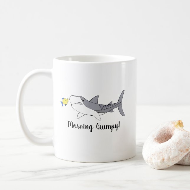 Mug Requin-tigre grincheux et poisson jaune mignon (Avec donut)