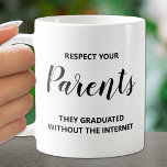 Mug Respectez la citation de vos parents<br><div class="desc">Humoristique "Respectez vos parents,  ils sont diplômés sans Internet" citation sur cette tasse est amusant pour vous-même ou cadeau à un ami.</div>
