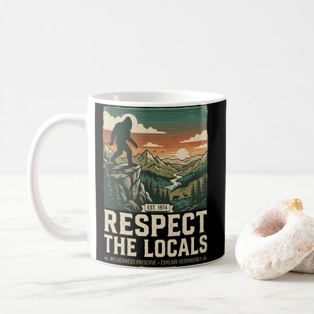 Mug Respectez le local - Bigfoot Sasquatch Vintage  (Avec donut)