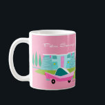 Mug Ressorts de palmiers roses rétro<br><div class="desc">Entre l’arrière - plan rose, la maison moderne turquoise du milieu du siècle et la voiture classique des années 1950, ce design ne pouvait pas être plus Palm Springs s’il le disait dans les nuages. Oh, attendez, il le dit dans les nuages ! La pierre bleue et turquoise de la...</div>