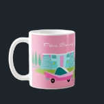 Mug Ressorts de palmiers roses rétro<br><div class="desc">Entre l’arrière - plan rose, la maison moderne turquoise du milieu du siècle et la voiture classique des années 1950, ce design ne pouvait pas être plus Palm Springs s’il le disait dans les nuages. Oh, attendez, il le dit dans les nuages ! La pierre bleue et turquoise de la...</div>