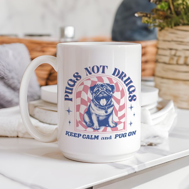 Mug Restez calme et Carlin sur les Carlins rétro et no (This fun design showcases an adorable retro pug with muted pink and colors.)